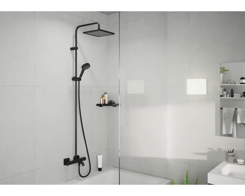 Badezimmer mit Duschsystem, Ablage und Handtüchern