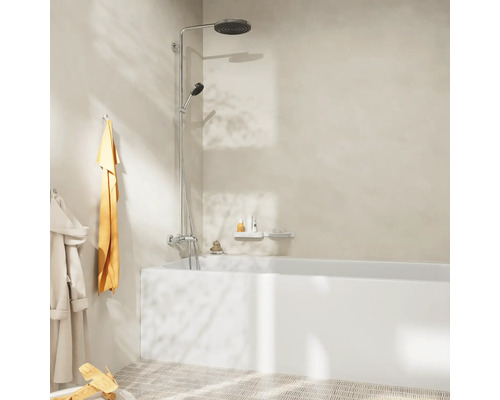 Salle de bain avec baignoire, robinetterie de douche, serviette et peignoir