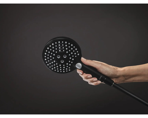 Handbrause mit Brauseschlauch in der Hand