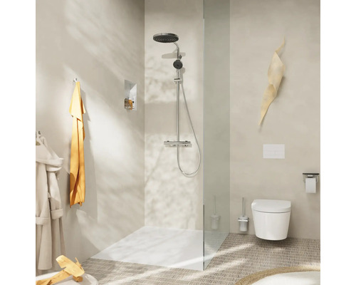 Badezimmer mit Dusche, Toilette und Accessoires in hellem Design
