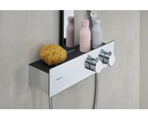 Logo Hansgrohe. Robinet de douche avec étagère, lotion lavante et éponge de bain.