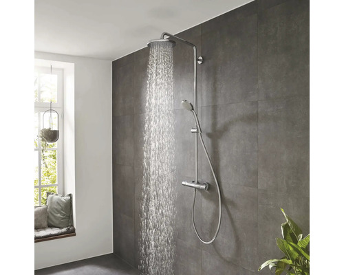 Duscharmatur mit Kopf- und Handbrause in einem Badezimmer mit Fliesenwand.