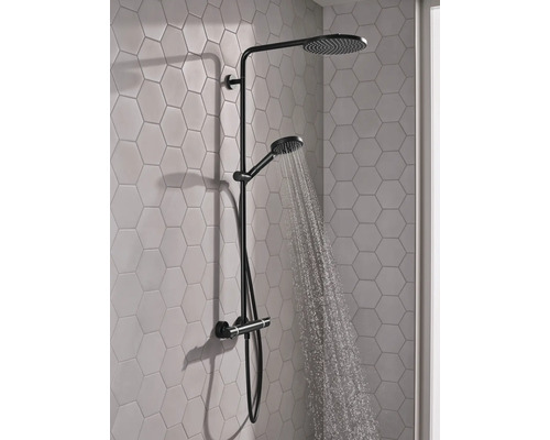 Duschsystem mit Kopfbrause und Handbrause im Badezimmer