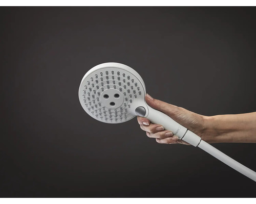 Handbrause in der Hand gehalten