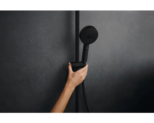 Handbrause mit Brausestange in einem Badezimmer