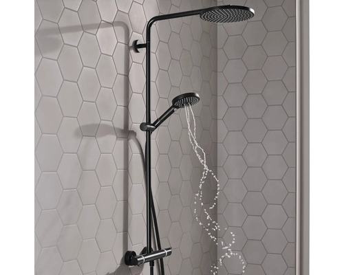 Schwarze Duscharmatur mit Kopf- und Handbrause und laufendem Wasser