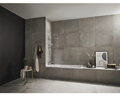 Modernes Badezimmer mit grauen Fliesen, Badewanne und Dusche.