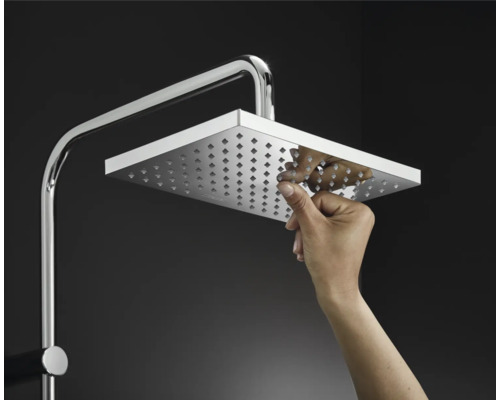 Quadratische Kopfbrause mit Hand, die Düsen reinigt