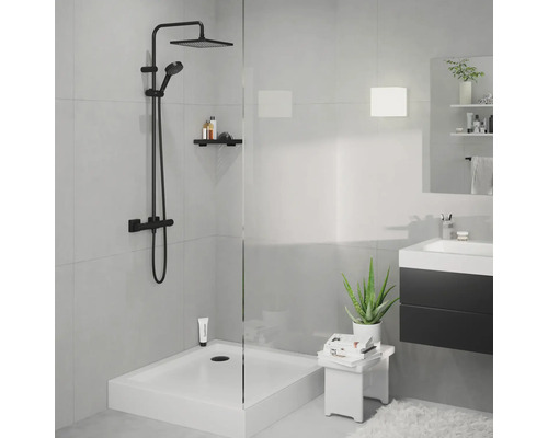 Modernes Badezimmer mit Duschkabine, Duscharmatur, Waschbecken und Spiegel