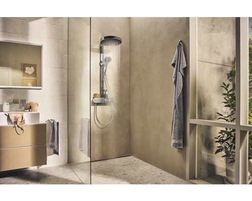 Salle de bain moderne avec douche, lavabo et serviettes