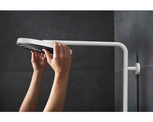 Installation einer Kopfbrause im Badezimmer.