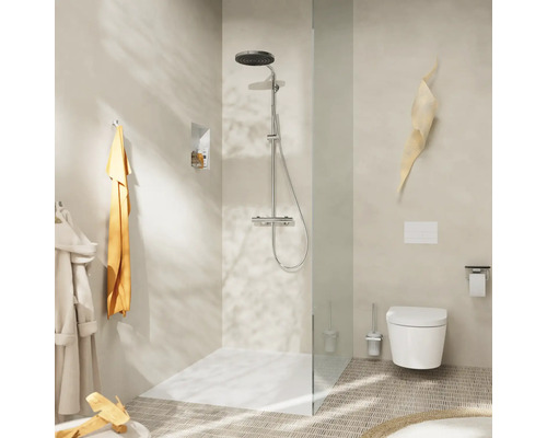 Badezimmer mit Dusche, Toilette und Waschtisch