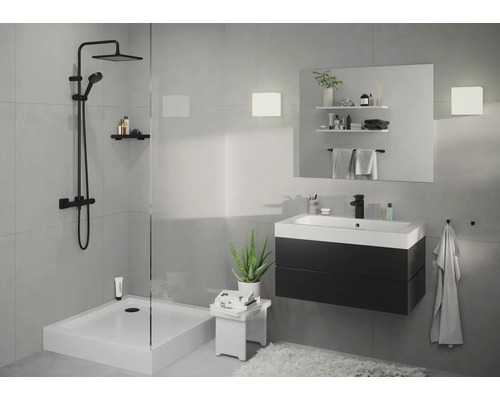 Modernes Badezimmer mit Dusche, Waschbeckenunterschrank und Spiegel
