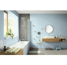 Salle de bain lumineuse avec baignoire, robinet de douche, lavabo et miroir