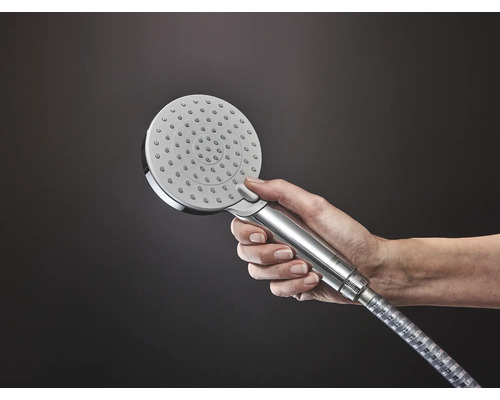 Hand hält Duschkopf mit Brauseschlauch