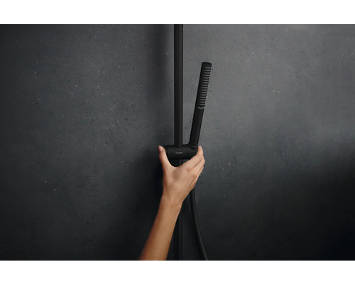 Main tenant une douchette sur une barre de douche