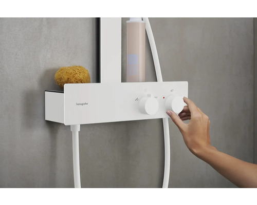 Aufnahme einer Hand, die einen Temperaturregler an einer Duscharmatur einstellt