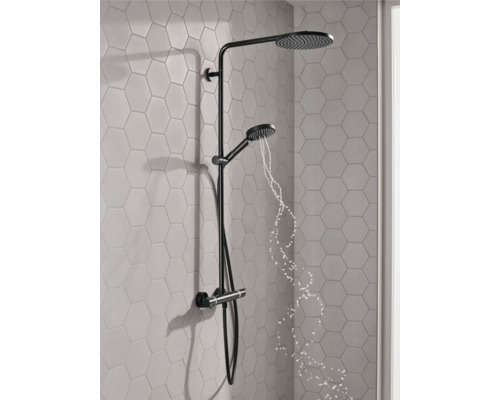 Duschsäule mit Kopf- und Handbrause im Badezimmer