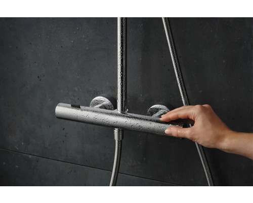 Brausearmatur mit Hand am Temperaturregler