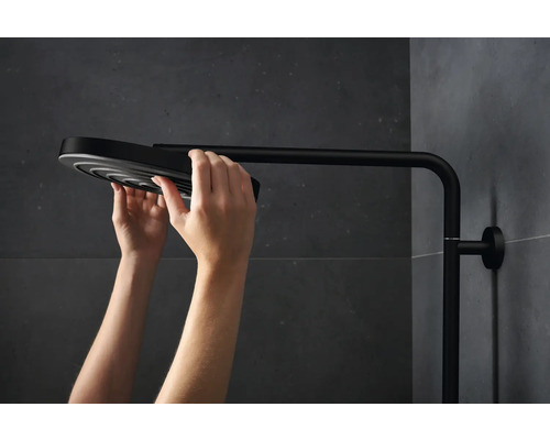 Installation d''un robinet de douche avec pomme de douche dans la salle de bain