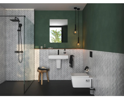 Badezimmer mit Dusche, Waschbecken, Toilette und Beleuchtung