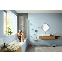 Salle de bains moderne avec baignoire, douche, lavabo et enfants jouant