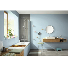 Salle de bain lumineuse avec baignoire, douche, lavabo et miroir