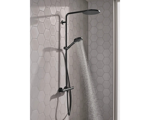 Duschsystem mit Kopf- und Handbrause im Badezimmer.