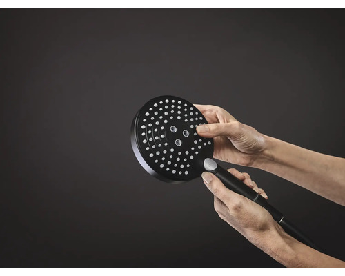 Handbrause mit verschiedenen Strahlarten in der Hand gehalten