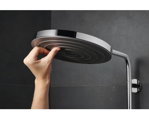 Brausekopf mit Hand im Badezimmer