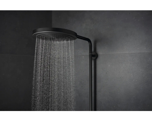 Regendusche mit Wasserstrahl an dunkler Wand