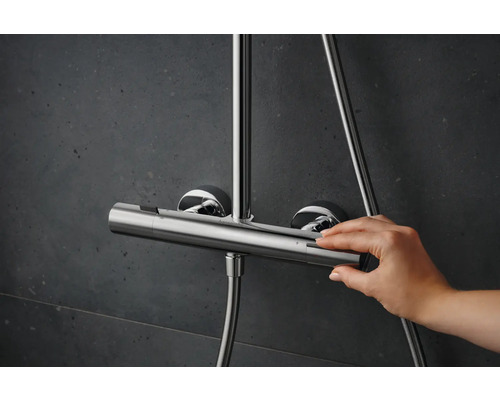 Aufputz Duscharmatur aus Metall mit Hand am Temperaturregler