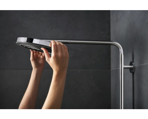 Installation einer Duscharmatur mit Kopfbrause im Badezimmer.