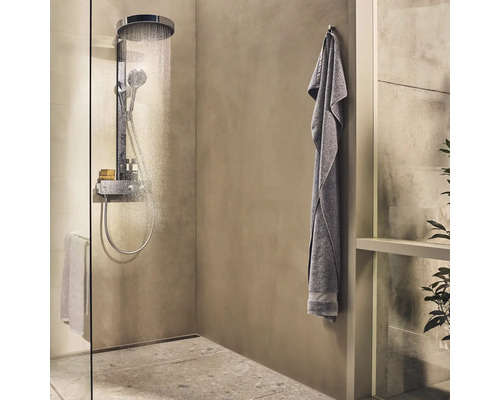 Salle de bain avec système de douche et serviette