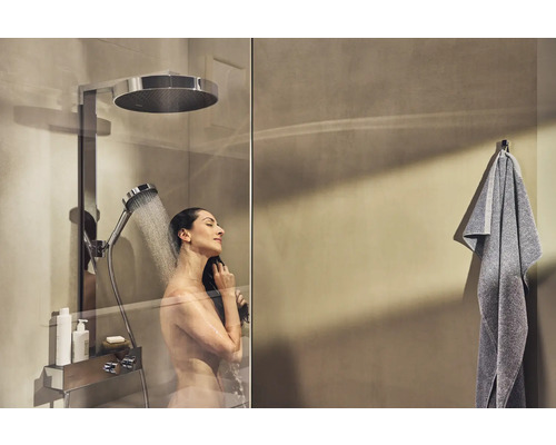 Femme sous la douche avec pomme de tête et douchette à main dans une salle de bain moderne
