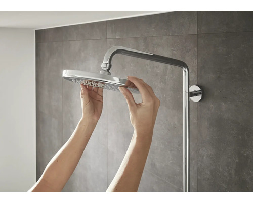 Installation eines Duschkopfs im Badezimmer