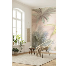 Salon avec papier peint à motif de palmier, fauteuil, tapis et plantes