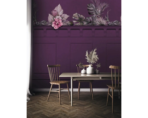 Salle à manger avec table en bois, chaises en bois et mur avec motif floral