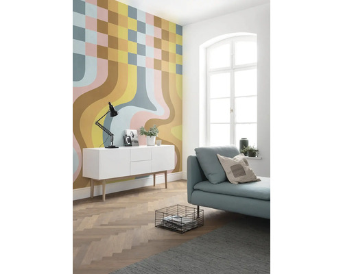 Modernes Wohnzimmer mit gemusterter Tapete, weißem Sideboard und hellblauem Sofa.