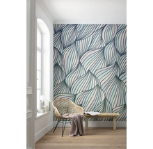 Intérieur avec papier peint à motifs, fauteuil et banc