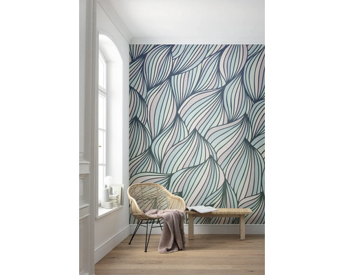 Intérieur avec papier peint à motifs, fauteuil et banc