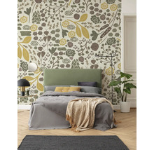 Chambre à coucher avec lit devant un papier peint à motifs floraux