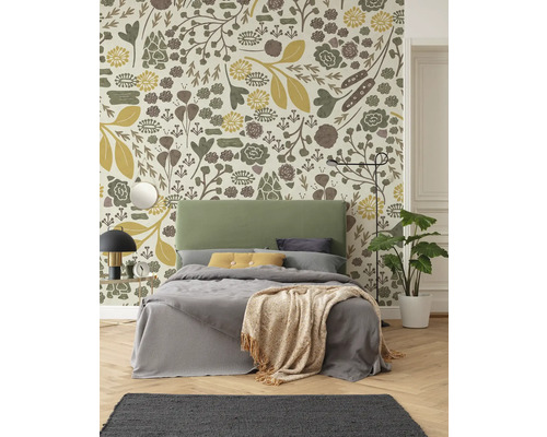 Chambre à coucher avec lit devant un papier peint à motifs floraux