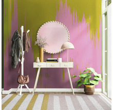 Entrée avec console, miroir, porte-manteau, lampe, plante d''intérieur et tapis rayé.