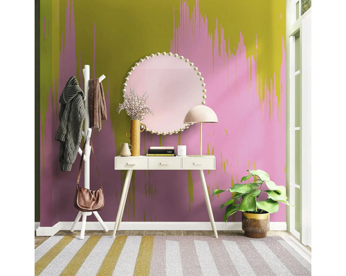 Entrée avec console, miroir, porte-manteau, lampe, plante d''intérieur et tapis rayé.