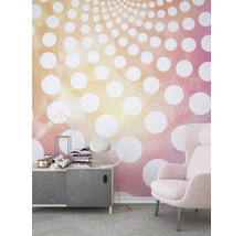 Wohnraum mit gemusterter Tapete, Schrank und Sessel