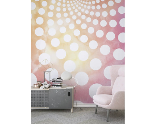 Wohnraum mit gemusterter Tapete, Schrank und Sessel