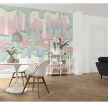 Salle à manger avec table, chaises et fresque murale à dégradé de couleurs