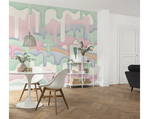 Salle à manger avec table, chaises et fresque murale à dégradé de couleurs
