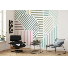 Wohnzimmer mit grafischer Tapete, Sessel und Beistelltischen